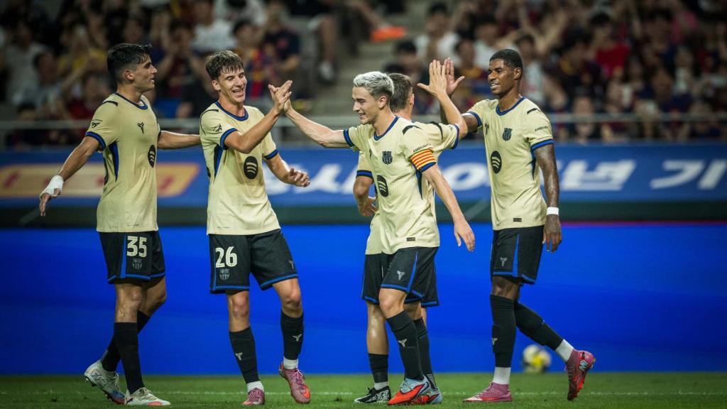 Los jugadores felicitan a Gavi por su gol anotado en la victoria del Barça en Seúl