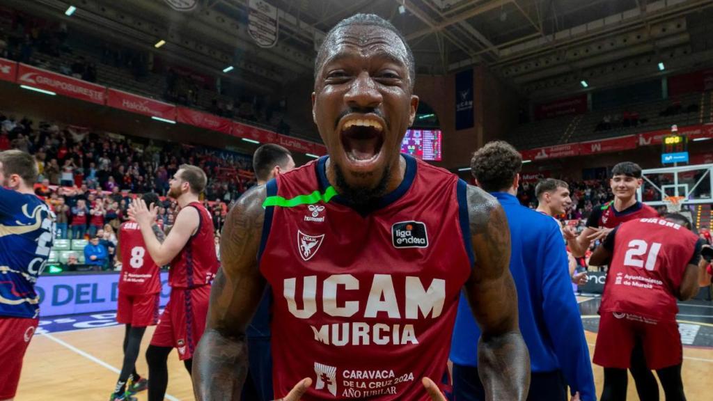 Dylan Ennis celebra una victoria con el UCAM Murcia