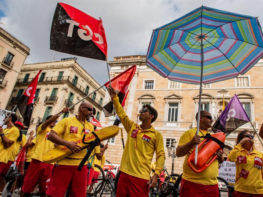Una trentena de socorristes han protestat davant l'Ajuntament de Barcelona per demanar millors condicions de treball