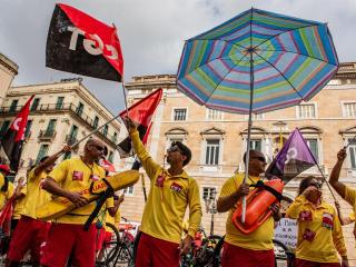 Una treintena de socorristas han protestado frente al Ayuntamiento de Barcelona para pedir mejores condiciones de trabajo