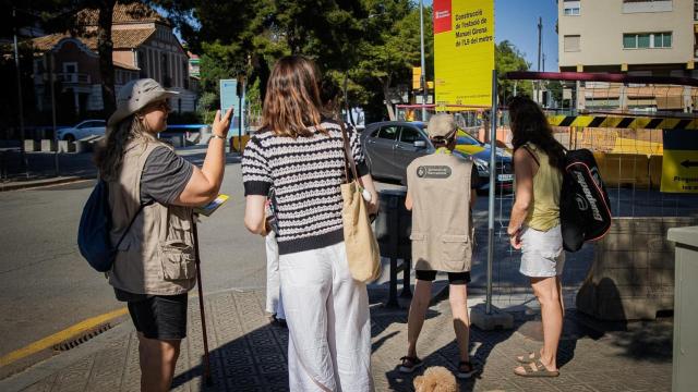 Informadores de los cortes de tráfico por las obras de la L9/L10 del metro de Barcelona