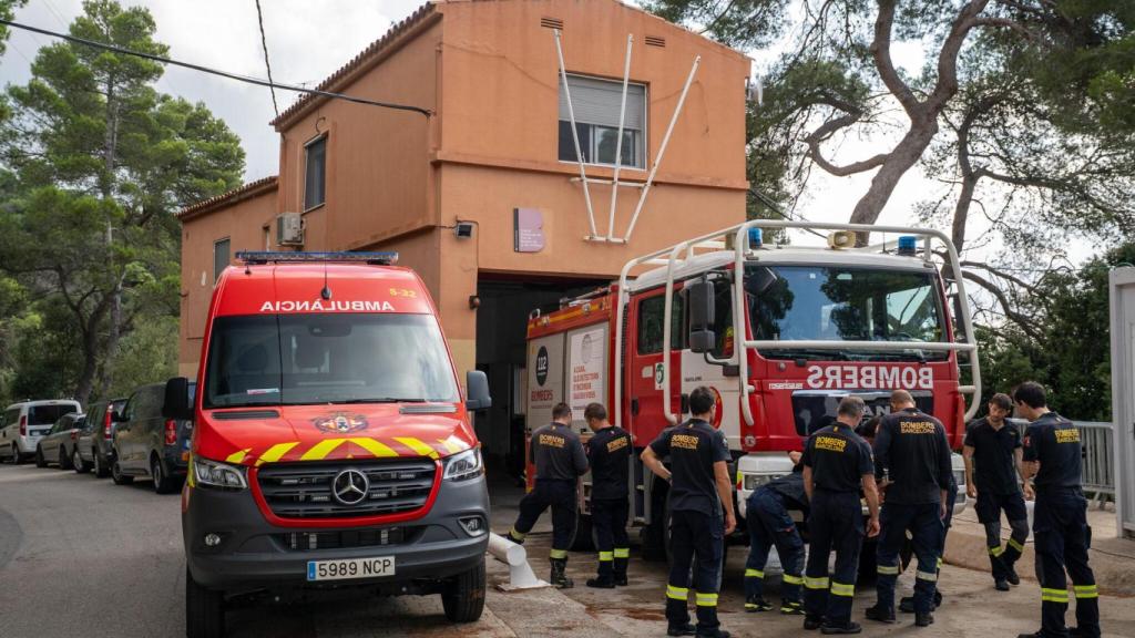 Una ambulància i un camió dels Bombers de Barcelona per als incendis forestals