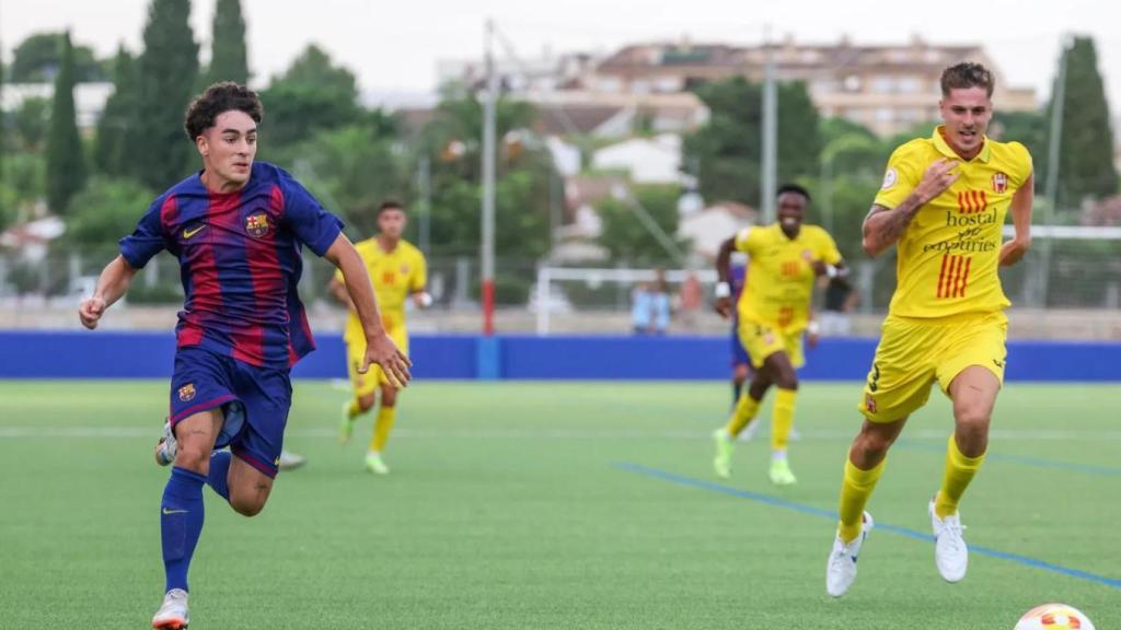 Jan Virgili conduce el balón en el amistoso del Barça B contra L'Escala