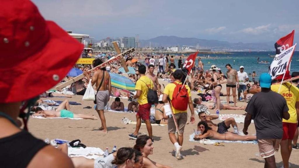 Unos socorristas en servicios mínimos en las playas de Barcelona