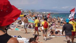 Unos socorristas en servicios mínimos en las playas de Barcelona