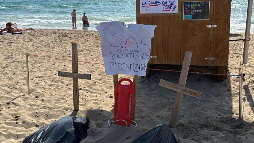 Una caseta de socorristes amb cartells per la vaga