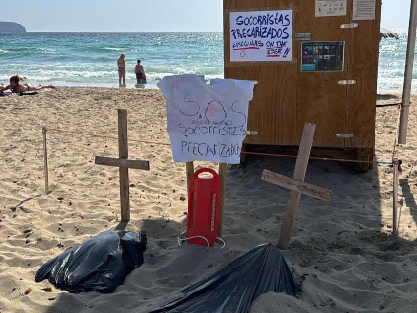 Una caseta de socorristes amb cartells per la vaga