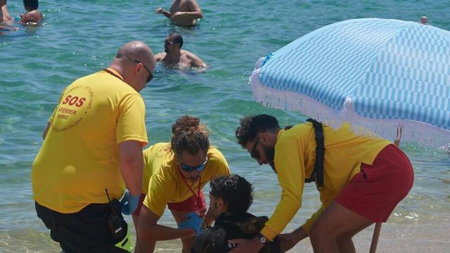 Atención a un apneista el pasado sábado, 2 de agosto, en la playa de Barcelona