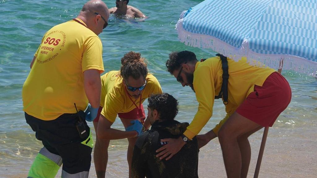 Socorristas atienden a una persona en una playa en una imagen de archivo