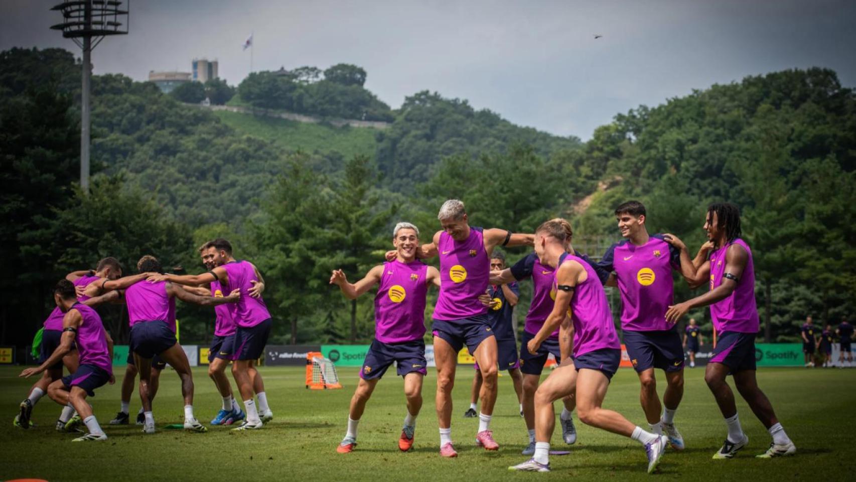 Los jugadores del Barça se divierten durante un juego de entrenamiento en Corea del Sur