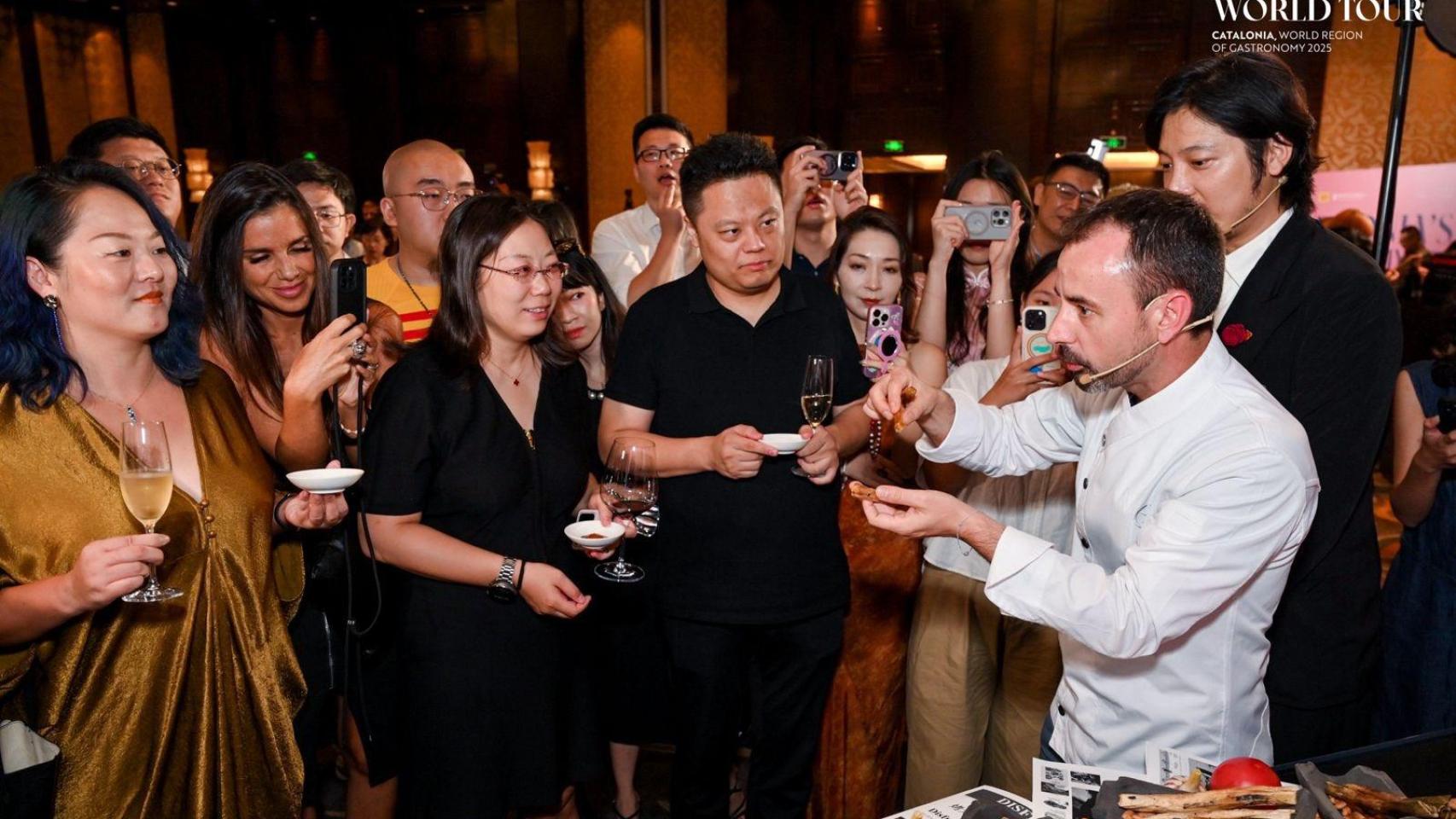 Eduard Xatruch, chef del Disfrutar, durante la calçotada organizada por la Agència Catalana del Turisme en Pekín, China