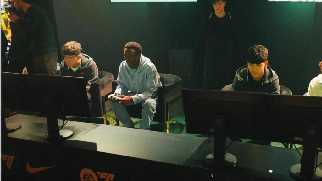 Pedro Villar y Dro Fernández juegan a videojuegos con compañeros de la Masía en un evento de Nike