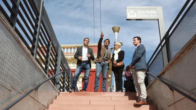 Xavi Paz junto a Mayte Castillo, exdirectora de Rodalies, durante una visita a la estación en 2023