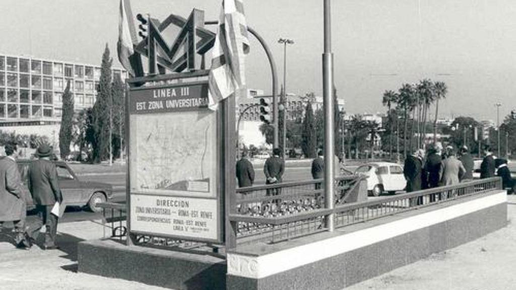 Exterior de la estació de metro de Zona Universitària de Barcelona