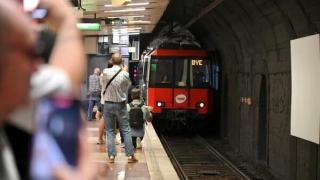 Un convoy del metro de Barcelona en la estación