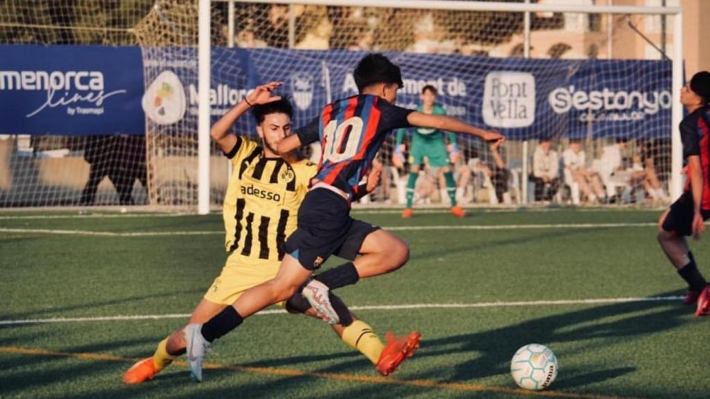 Dro Fernández dribla a un rival en un torneo durante su etapa como infantil en el Barça