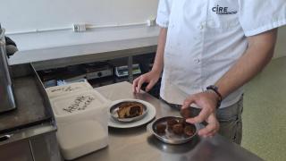 Un menor del Centro Educativo Can Llupià, en Barcelona, muestra los platos que preparan en los talleres de hostelería