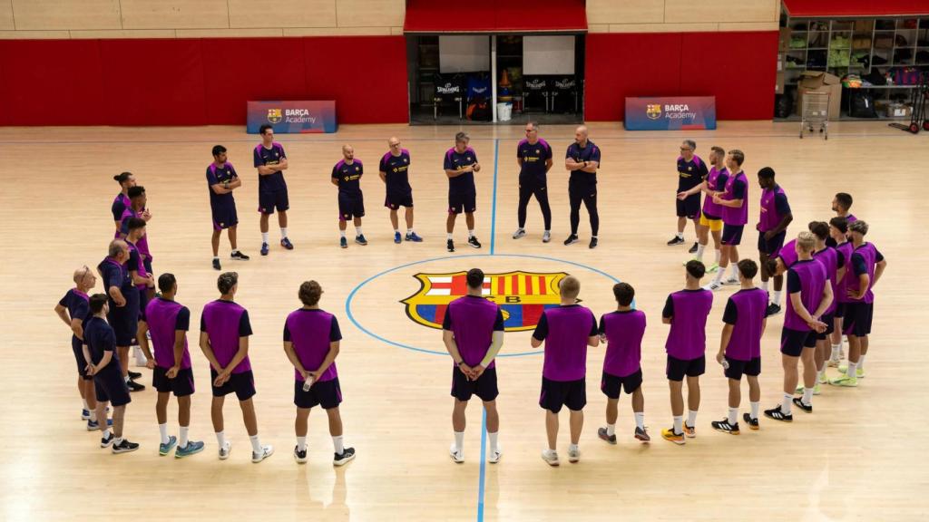 La plantilla del Barça de balonmano recibe la charla de Carlos Ortega