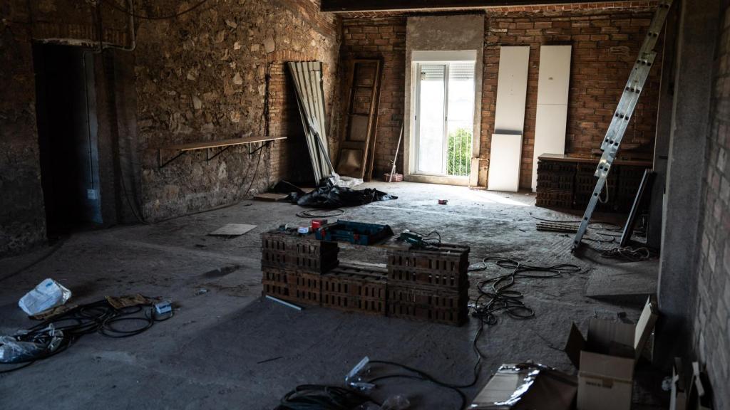 Interior de la masía que está reformando en la finca