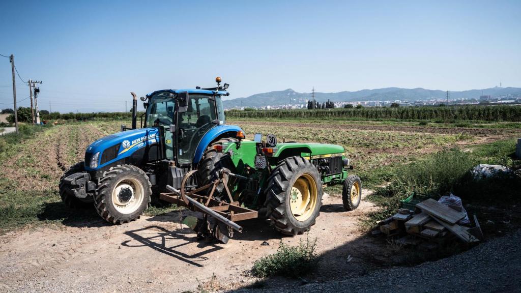Los tractores de Germàn en su finca en Sant Boi de Llobregat
