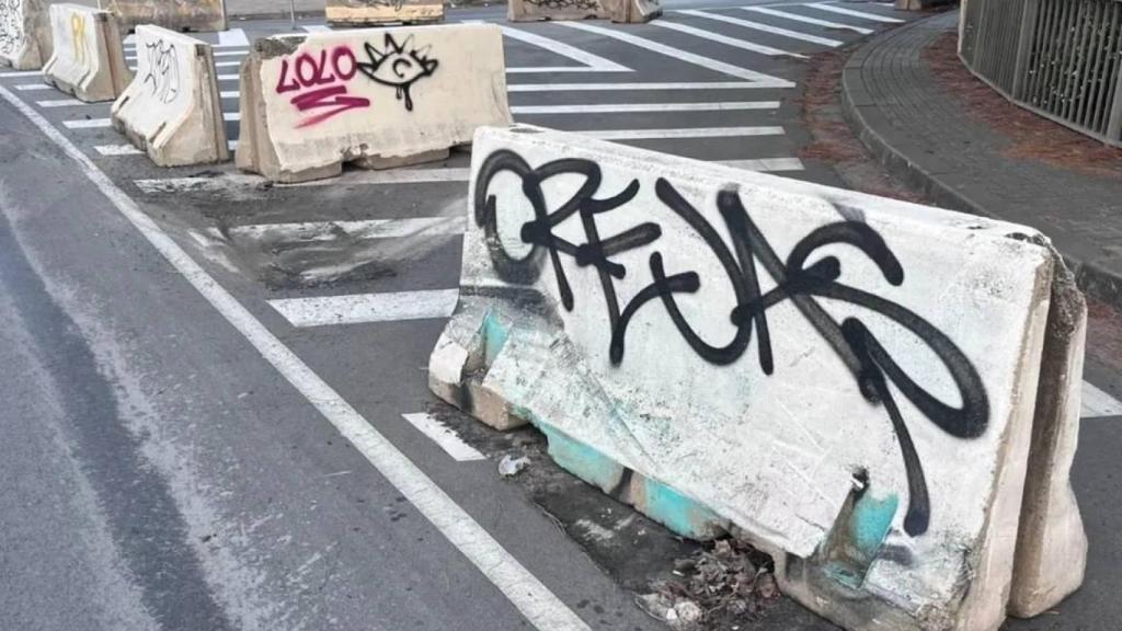 Barreres de formigó afectades per l'impacte del cotxe a L'Hospitalet de Llobregat