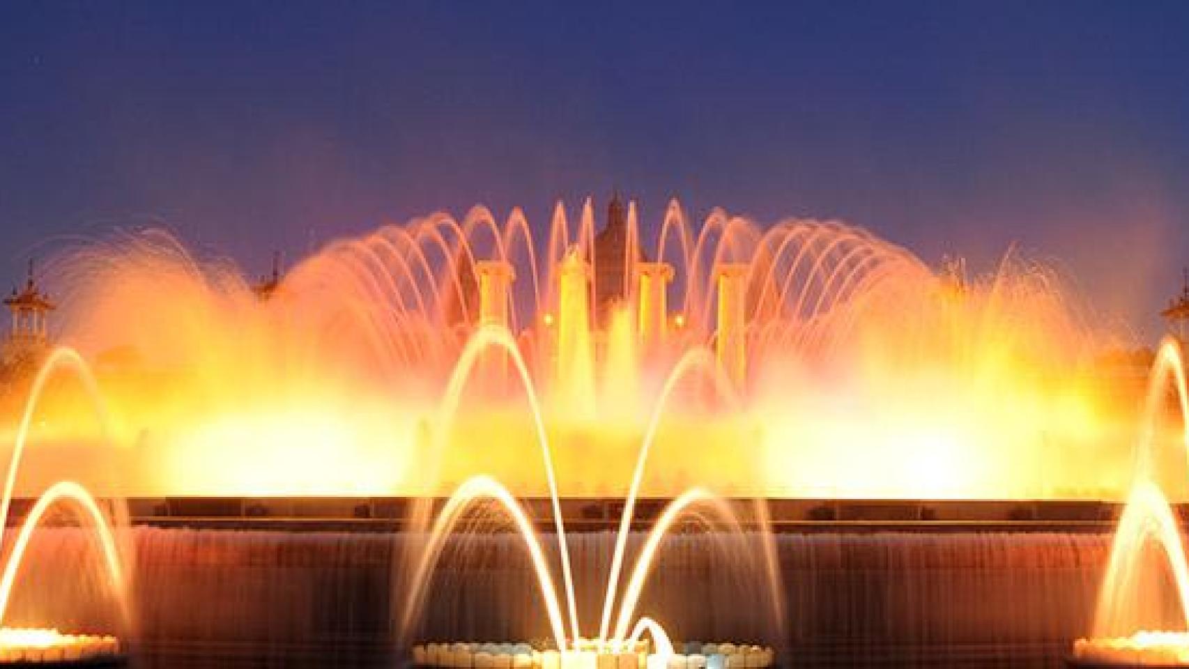 La Font Màgica de Montjuïc de Barcelona iluminada en una imagen de archivo