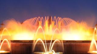 La Font Màgica de Montjuïc de Barcelona iluminada en una imagen de archivo