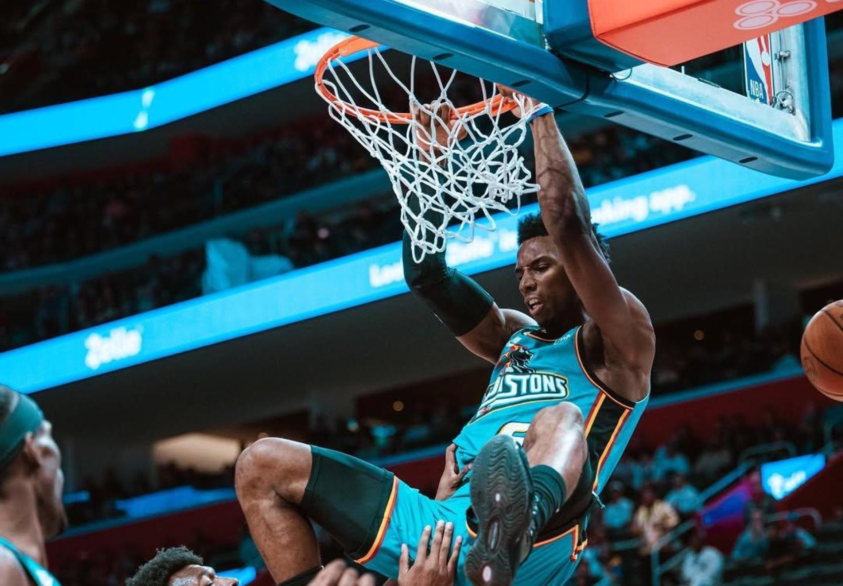 Hamidou Diallo celebra un mate con los Detroit Pistons