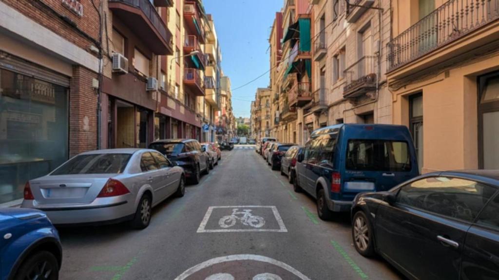 Vehículos estacionados en la calle del Vint-i-Sis de Gener