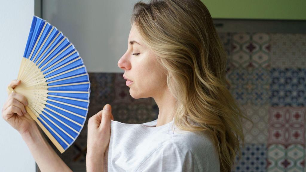 Una persona con un abanico por culpa de la de calor en Cataluña