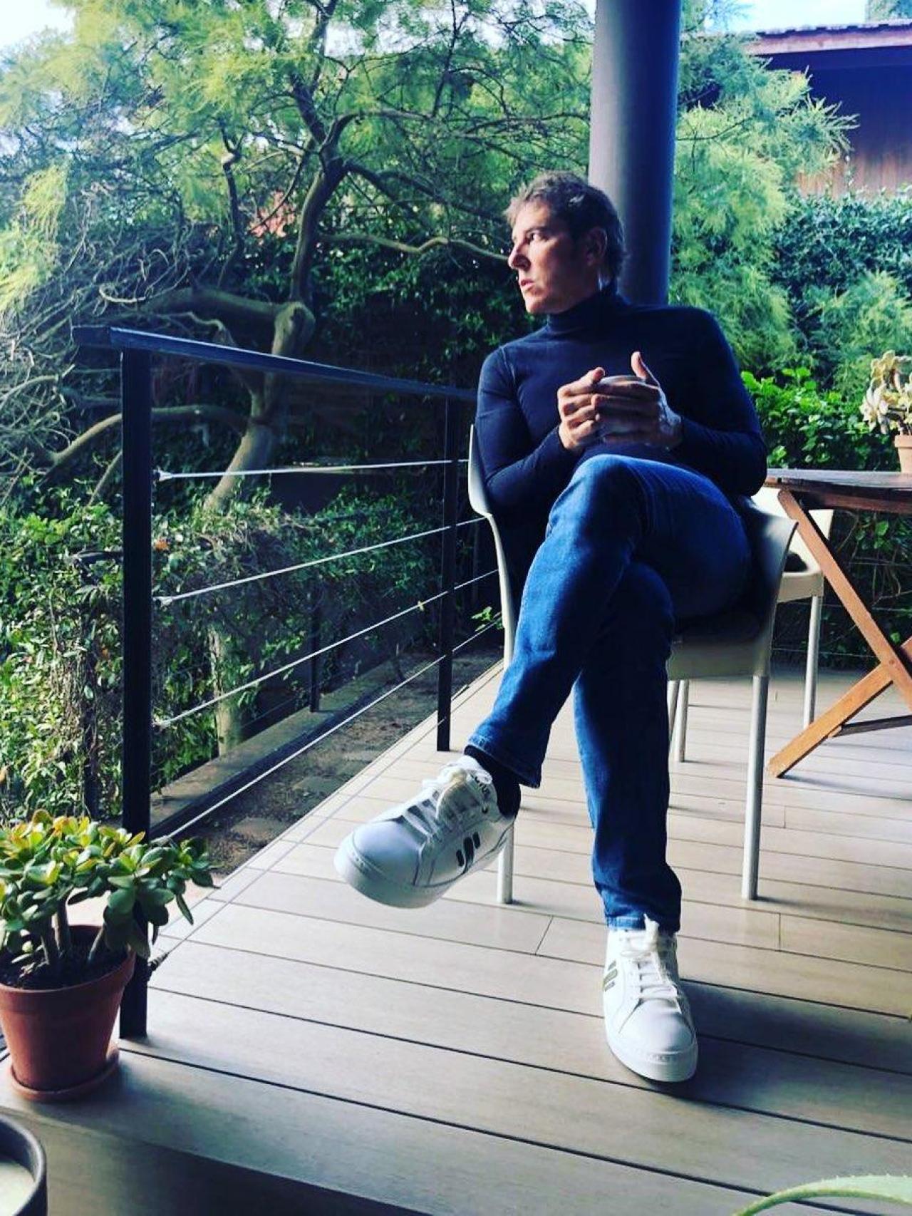 Manel Fuentes a la terrassa de la seva casa de Vallvidrera