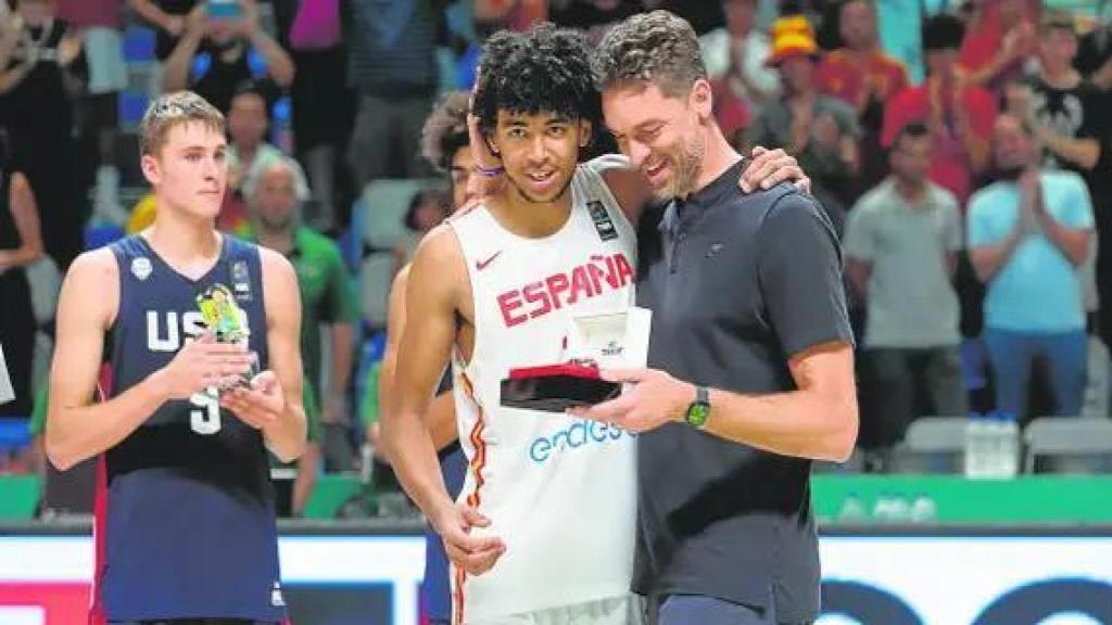 Pau Gasol entrega el MVP del Mundial sub-17 a Izan Almansa