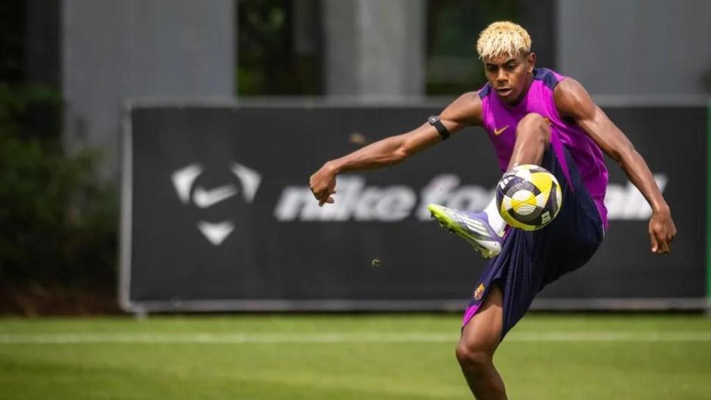 Lamine Yamal controla un balón por los aires en un entrenamiento del Barça