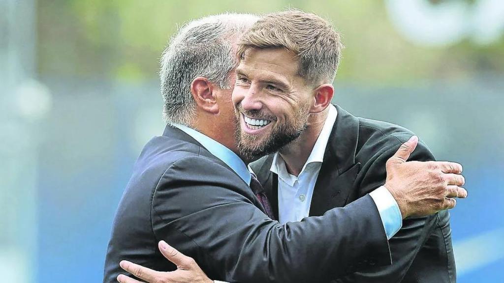 Iñigo Martínez y Joan Laporta se abrazan en su presentación como fichaje del Barça