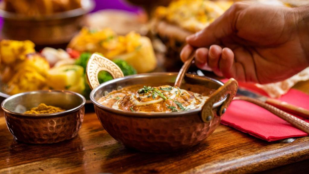 Plato de curry de Mayura, el restaurante de comida india más popular del Eixample