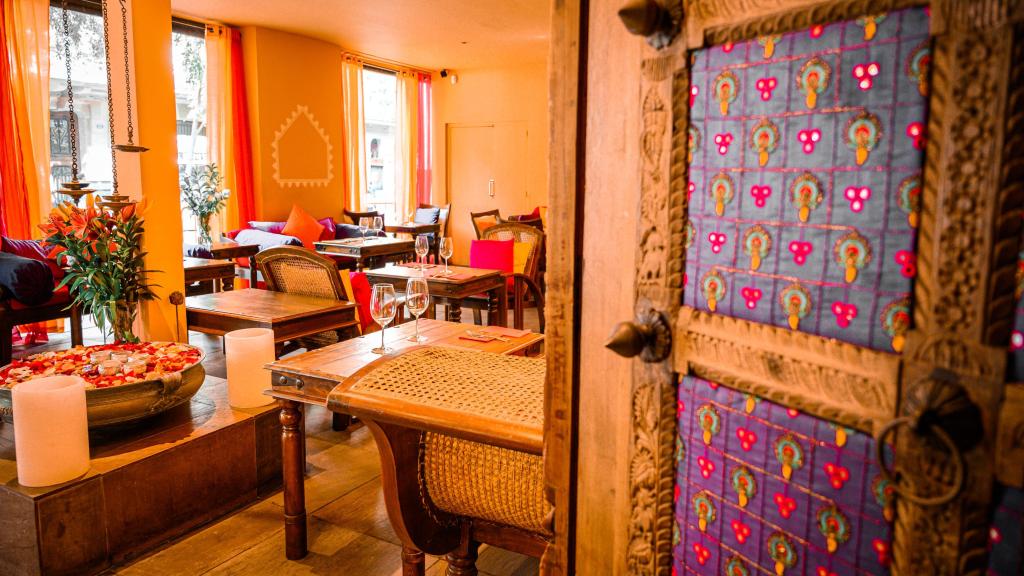 Decoración de Mayura, el restaurante de comida india más popular del Eixample
