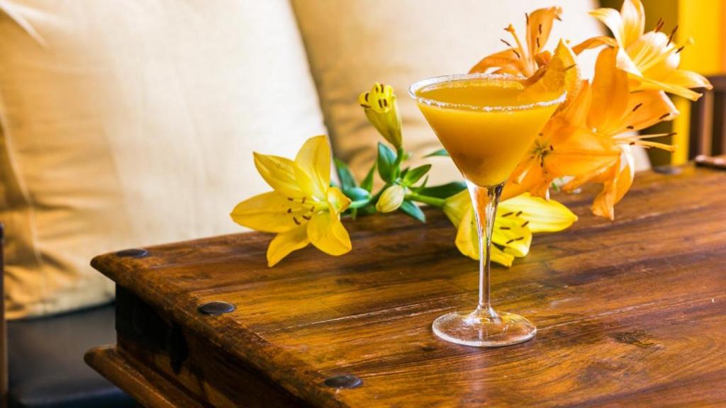 Cóctel Magnetic Mango de Mayura, el restaurante de comida india más popular del Eixample