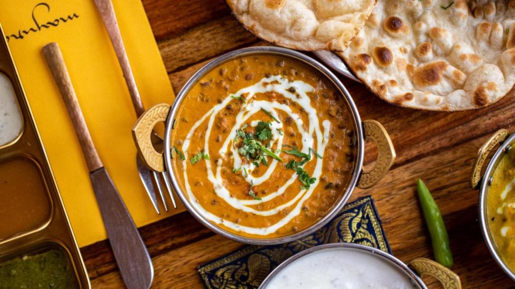 Plato de curry de Mayura, el restaurante de comida india más popular del Eixample