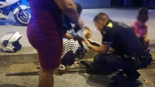 Un agente de la Guardia Urbana de L’Hospitalet socorriendo a un bebé que no podía respirar