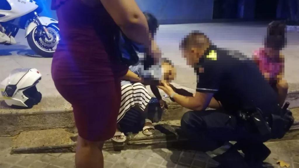 Un agente de la Guardia Urbana de L’Hospitalet socorriendo a un bebé que no podía respirar