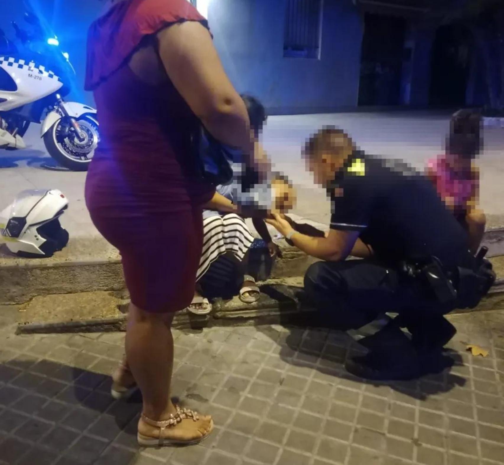 Un agent de la Guardia Urbana de L’Hospitalet socorrint a un nadó que no podia respirar