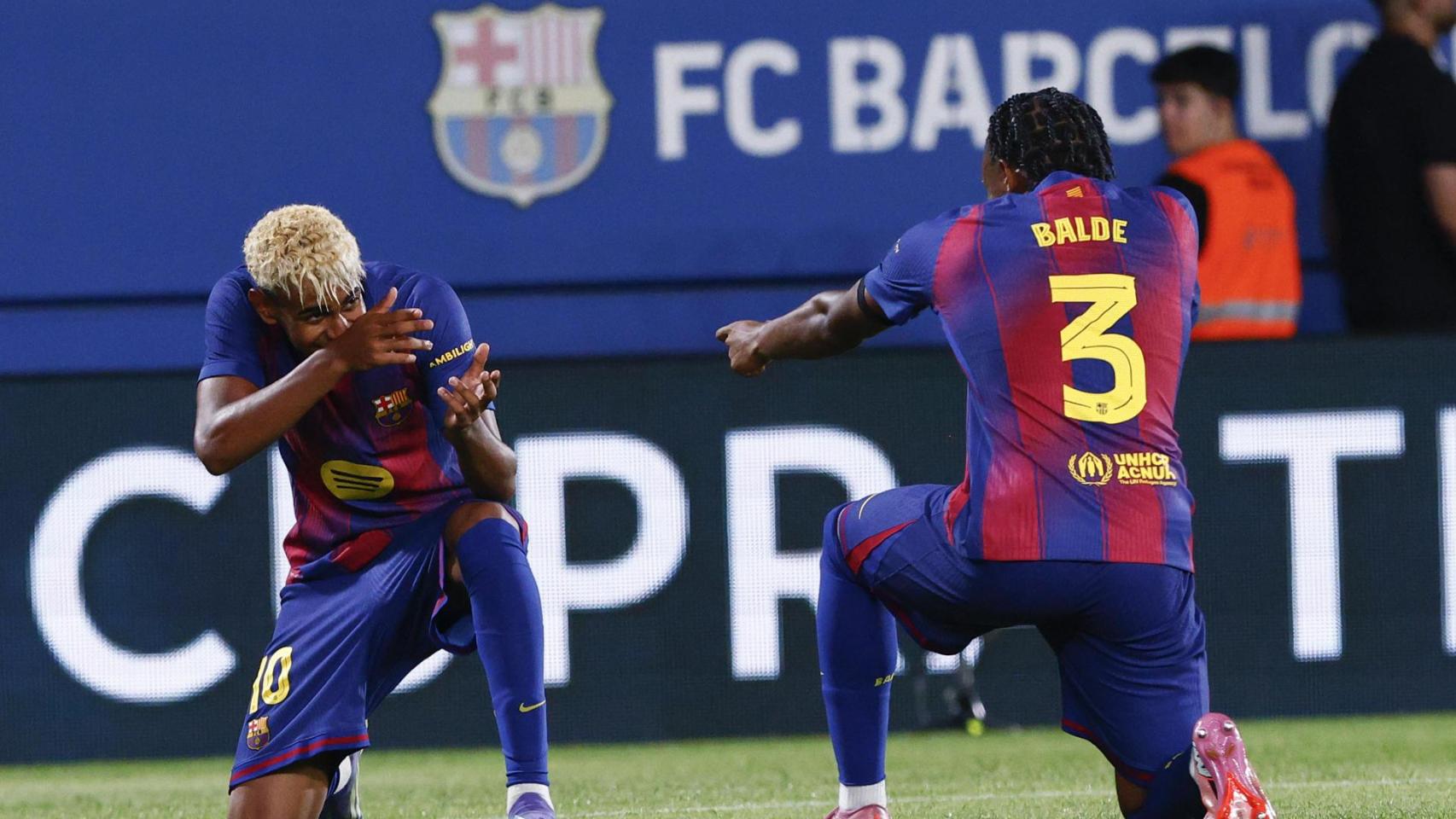 Lamine Yamal y Alejandro Balde celebran un gol ante el Como