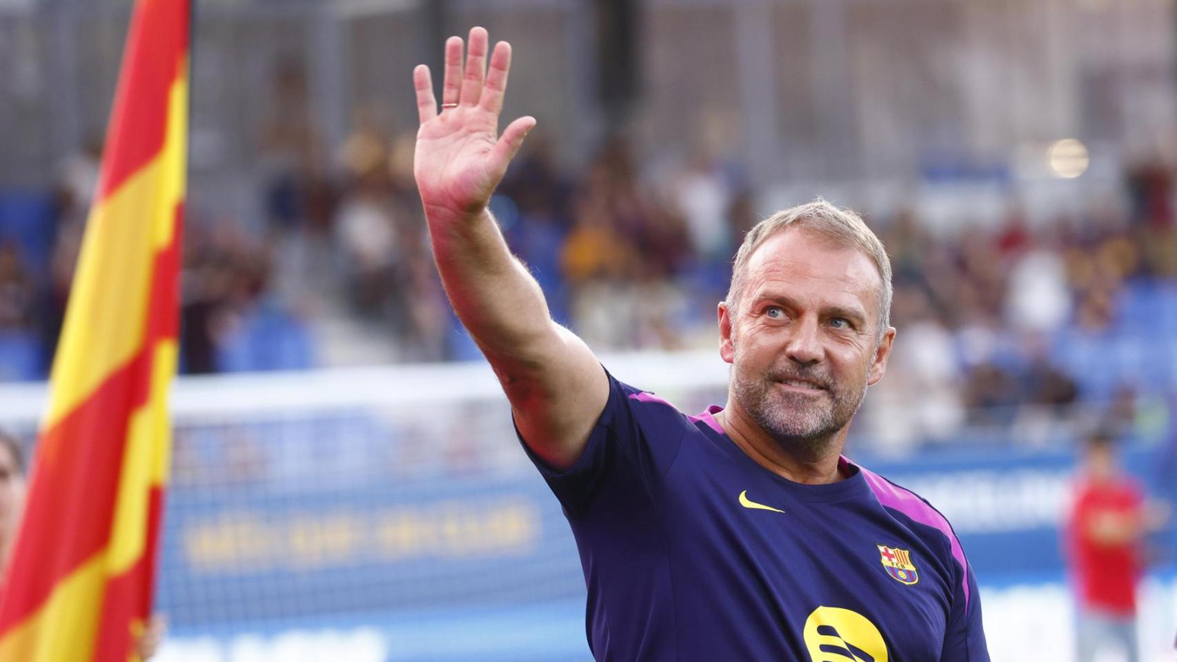 Hansi Flick saluda a la afición del Barça el día del Gamepr