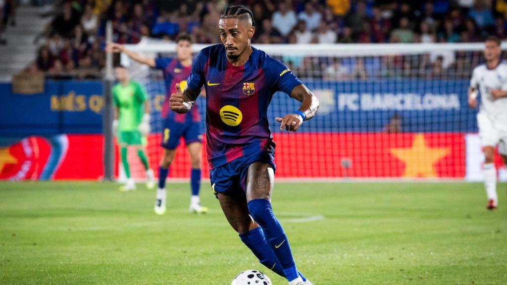 Raphinha conduce el balón ante el Como