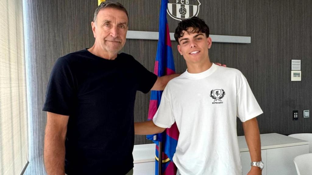 Xavi Espart, junto a Alexanko, después de firmar su renovación con el Barça