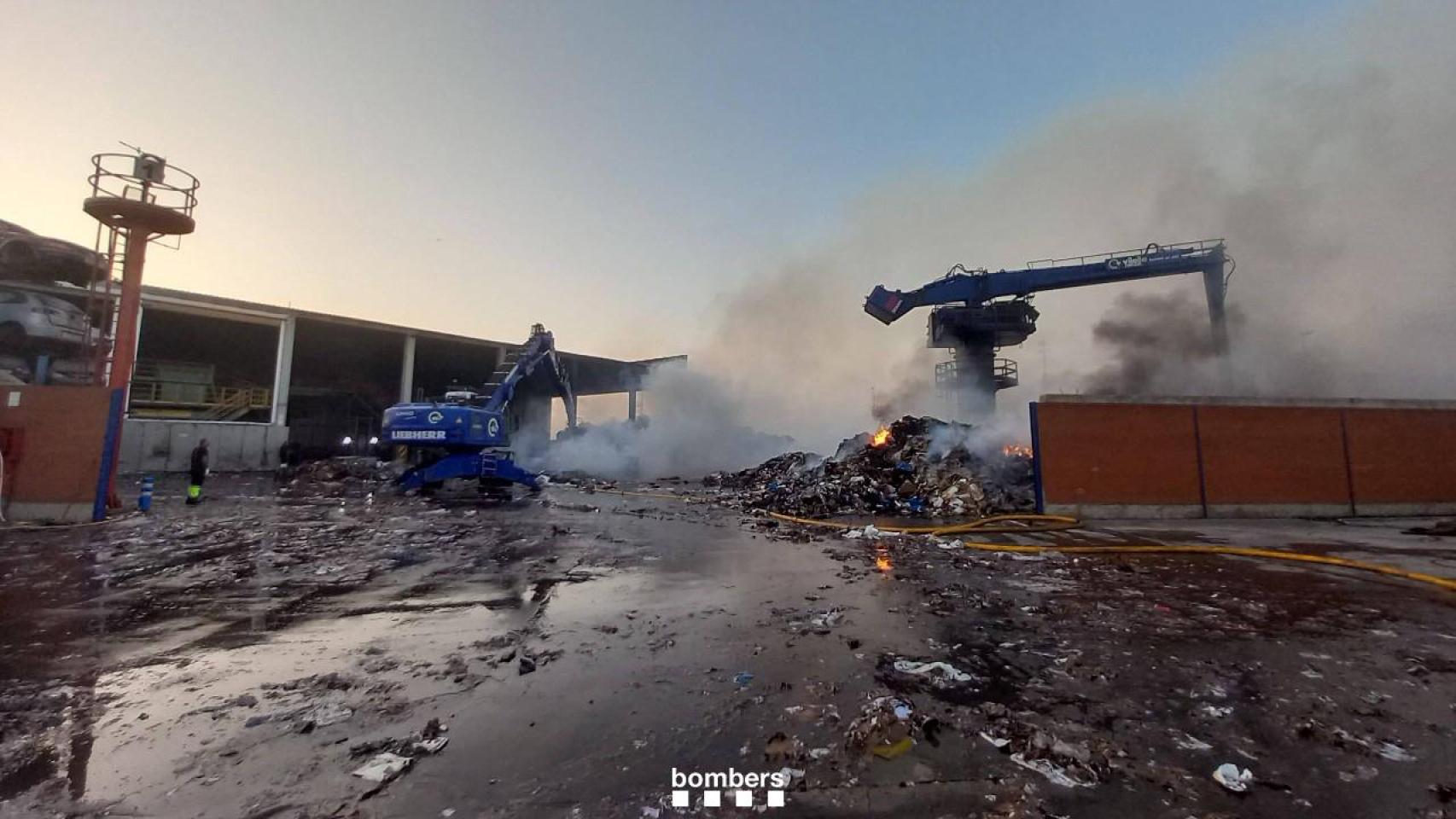 Una nave industrial quemada en una imagen de archivo