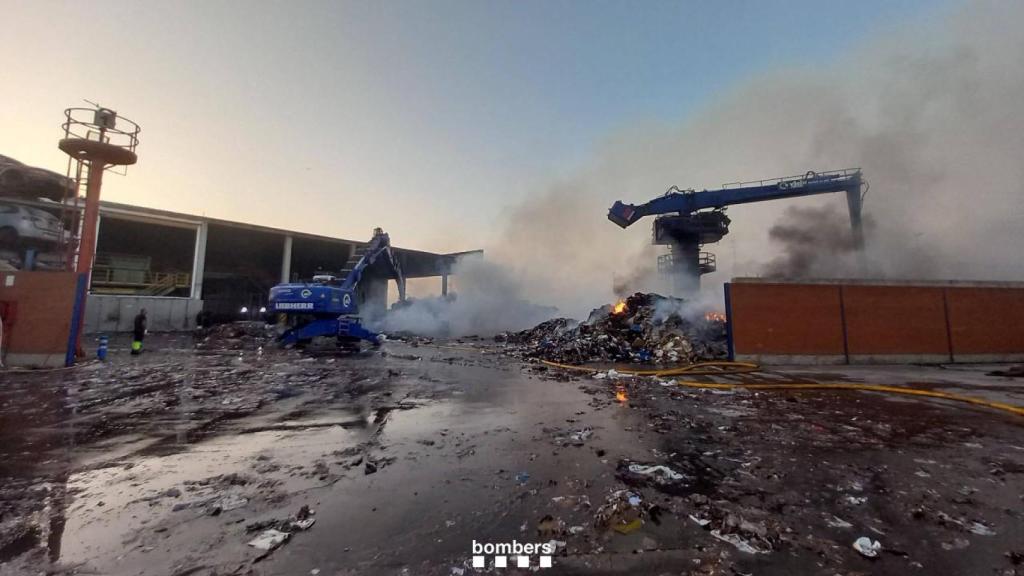 Una nave industrial quemada en una imagen de archivo