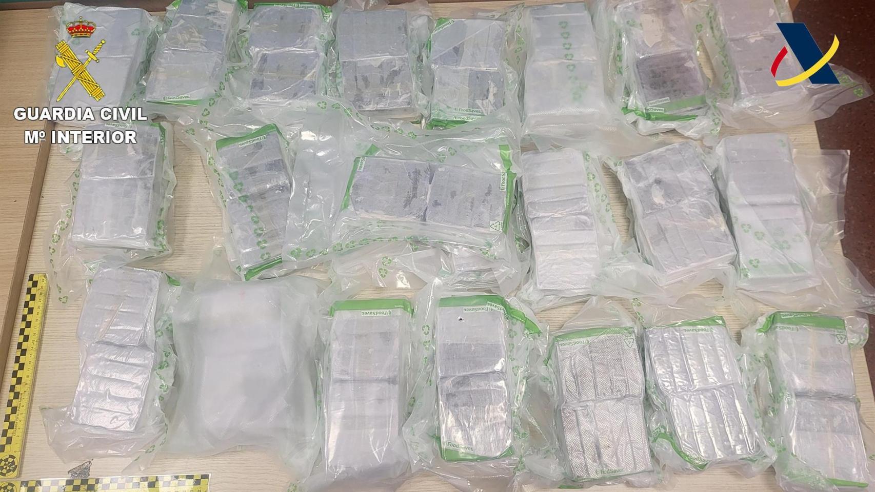 Paquetes de hachís localizados en el interior de dos maletas en el Aeropuerto de Barcelona