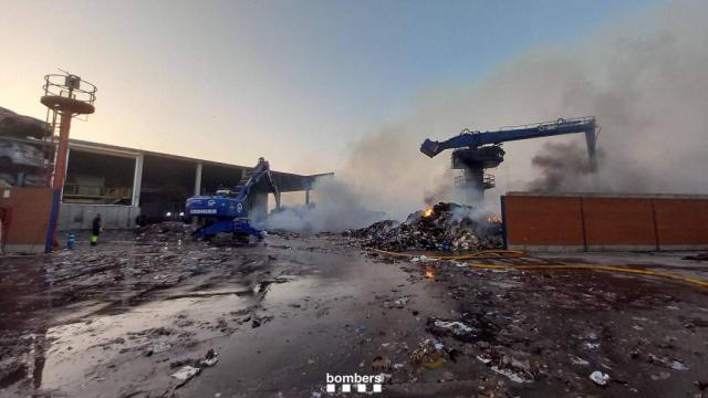 Una nave industrial quemada en una imagen de archivo