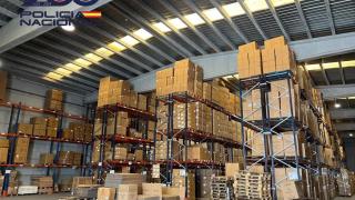Una de las naves industriales registradas por la Policía Nacional en un operativo contra un grupo dedicado a la comercialización de muebles de diseño falsificados